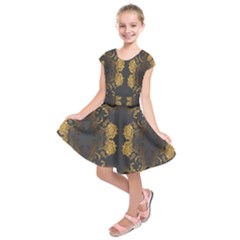 Beautiful Black And Gold Seamless Floral  Kids  Short Sleeve Dress by flipstylezfashionsLLC